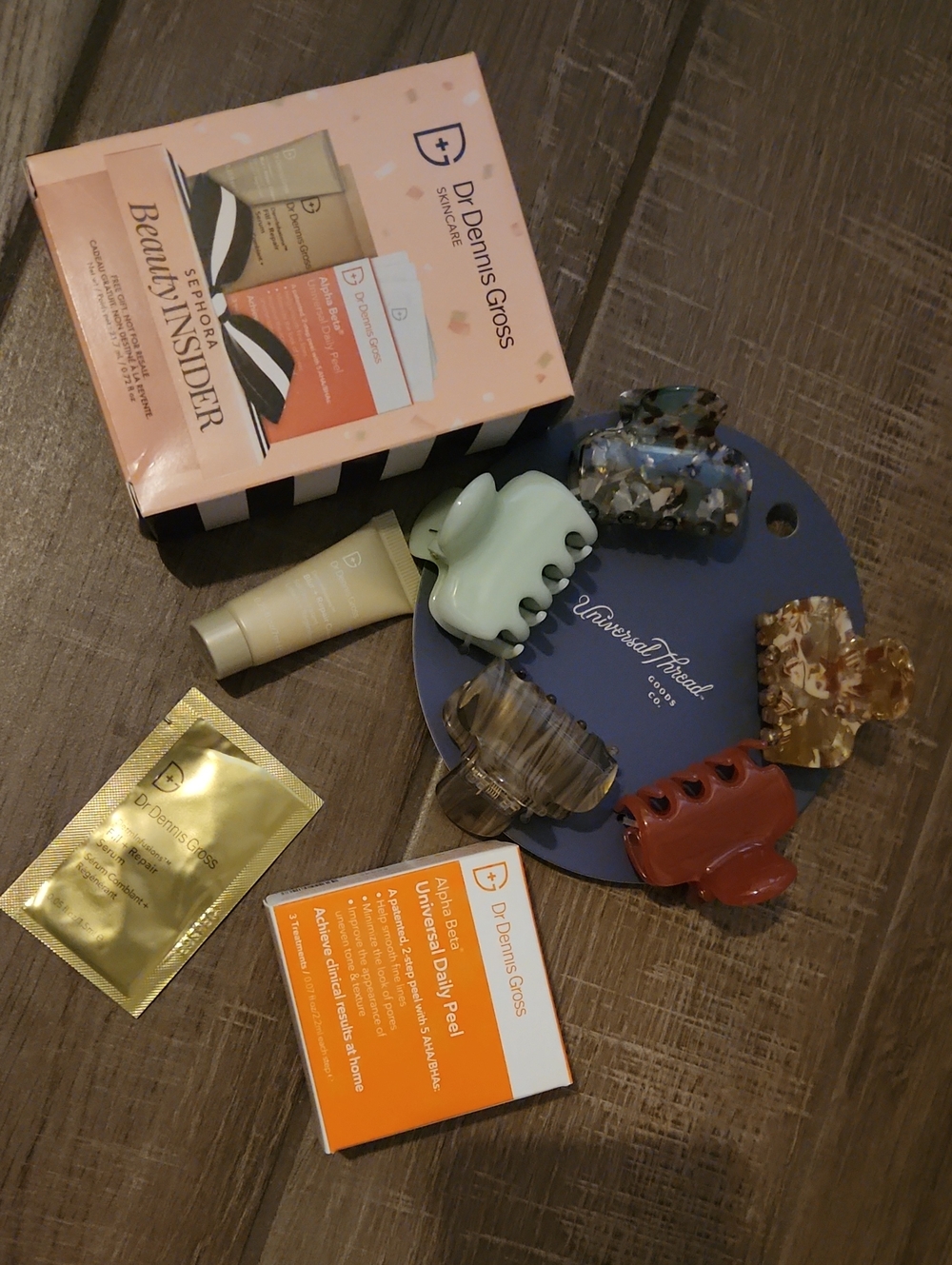 Assorted Multi-Color Hair Claw Clip Set And Trail/sample Size Facial Products